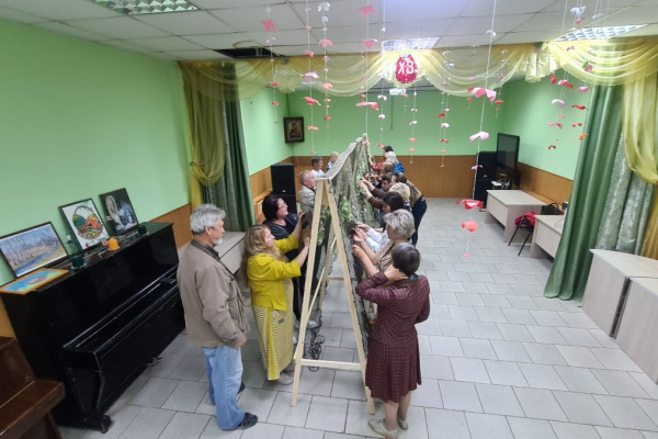 В храме Святых Новомучеников города Смоленска изготавливают маскировочные сети для СВО