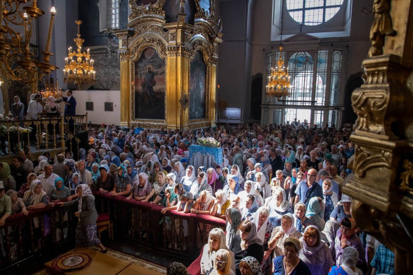 В Смоленске в Свято-Успенском кафедральном соборе прошла Божественная литургия