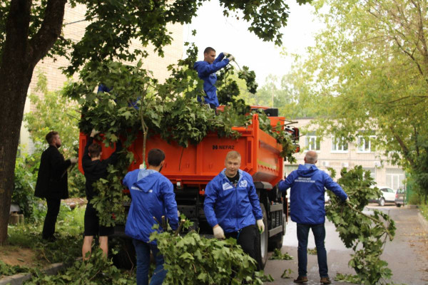 В Смоленске «Молодая Гвардия Единой России» совместно с коммунальщиками устраняют последствия непогоды