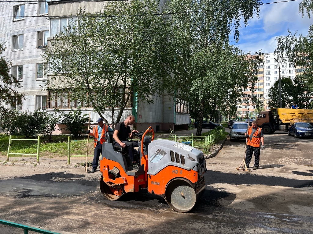 В Смоленске общими усилиями привели в порядок двор на улице Попова