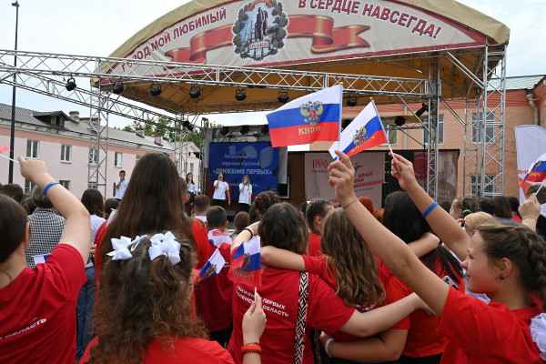 Более 300 школьников из Смоленской области собрались 1 сентября в Рославле