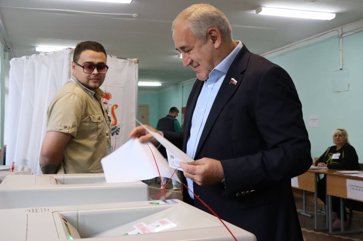 Сергей Неверов проголосовал на избирательном участке в Смоленске