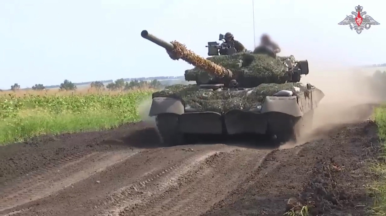 Минобороны опубликовало кадры боевой работы экипажей танков Т-80БВ