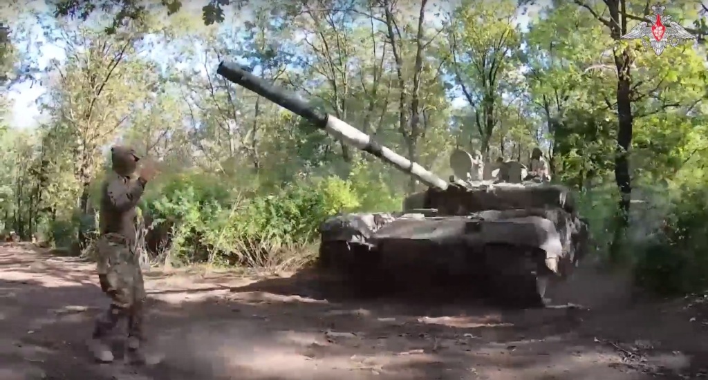 Экипажи танков Т-90 уничтожают противника на Марьинском направлении СВО