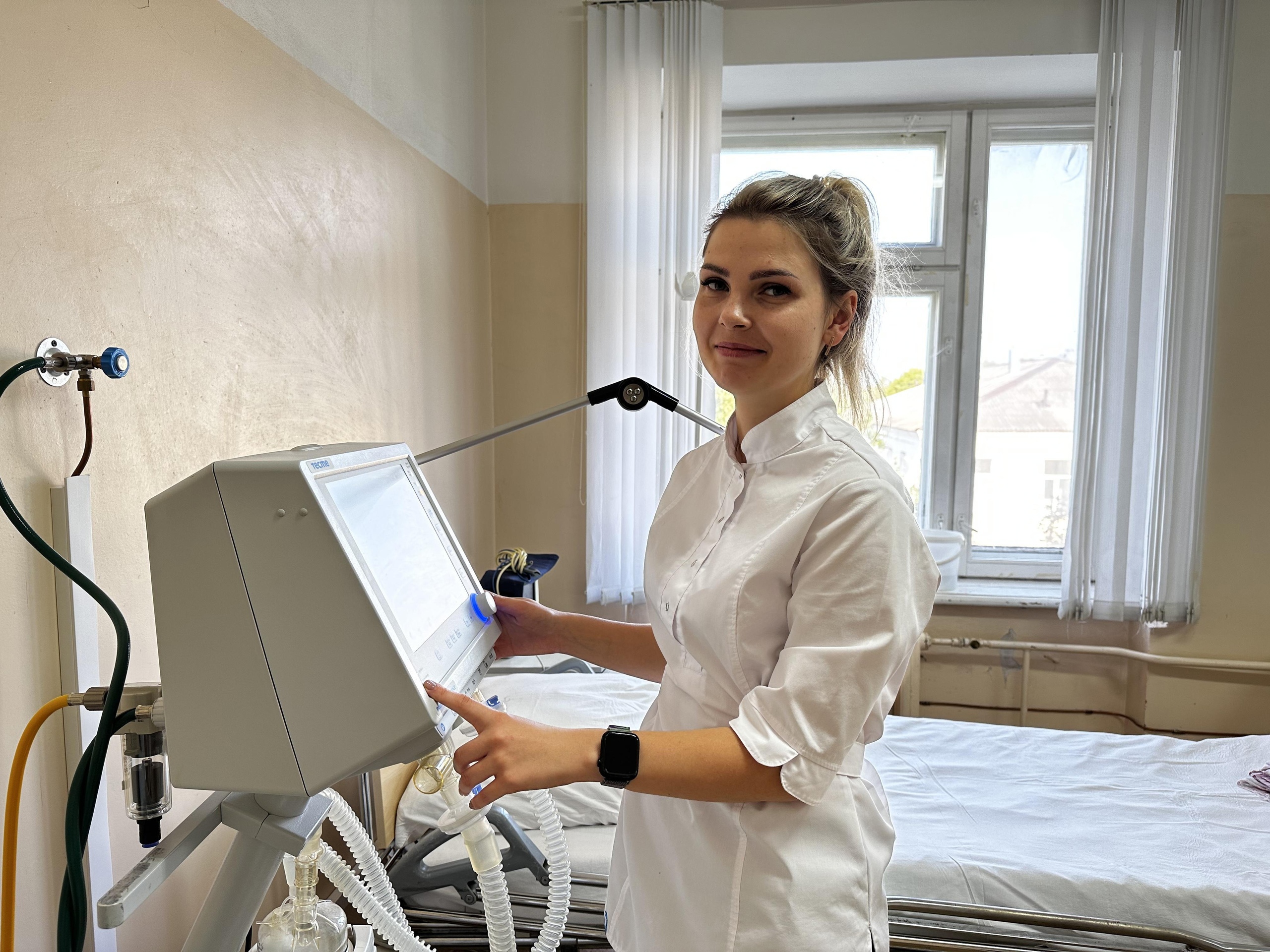 Молодой врач-анестезиолог-реаниматолог Вяземской ЦРБ получила ключи от служебной квартиры