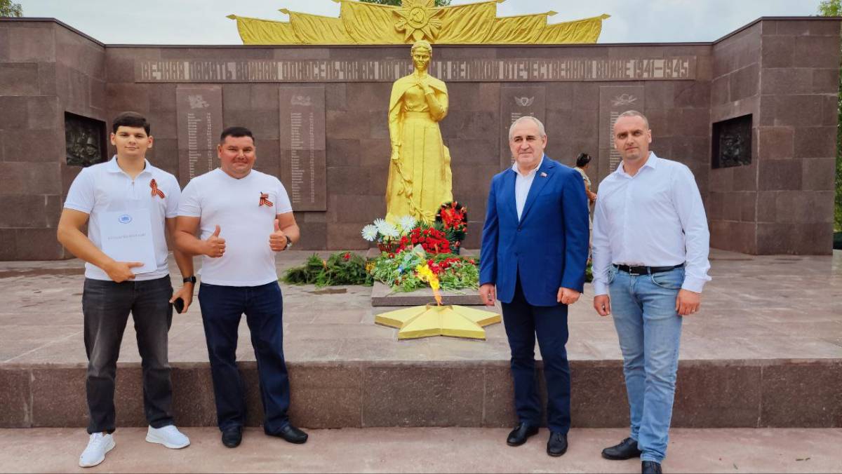 Сергей Неверов побывал на открытии мемориала после реконструкции в Камышеватом ДНР
