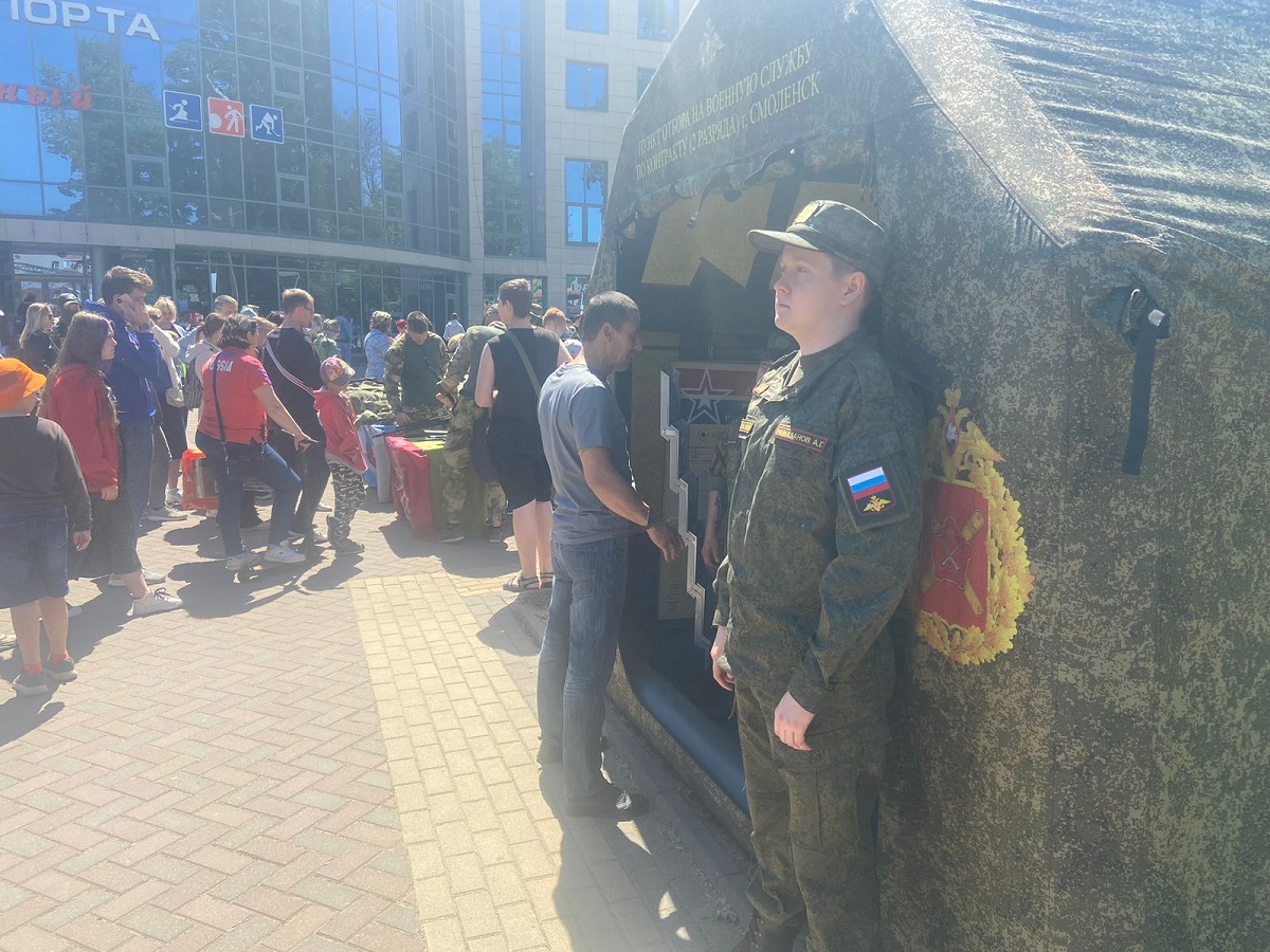 Мобильный пункт по набору граждан на военную службу по контракту откроется в Смоленске на выходных