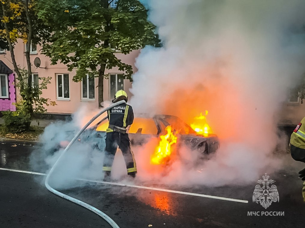В Сафонове пожар уничтожил автомобиль LADA Priora