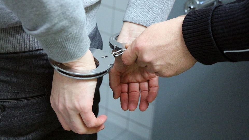 В Смоленске полицейские раскрыли кражу из магазина аксессуаров для мобильных устройств