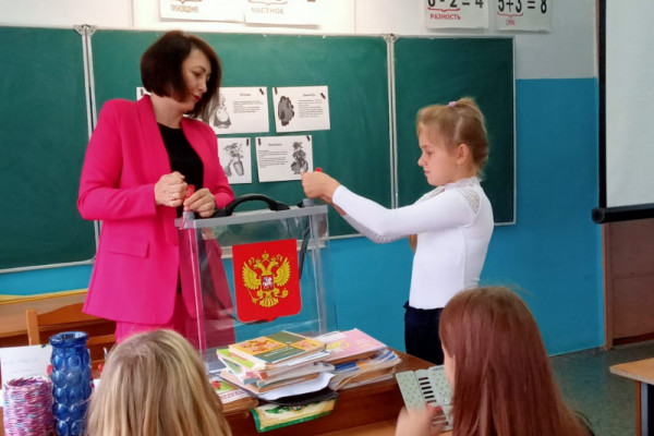 В Ершичах для школьников провели интерактивную игру «Выборы в сказочной стране»