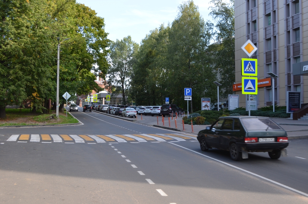 В Смоленске ремонтируют ведущие к медицинским учреждениям дороги 