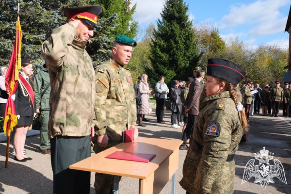 В Смоленске росгвардейцы приняли торжественную клятву у воспитанников Кадетского корпуса