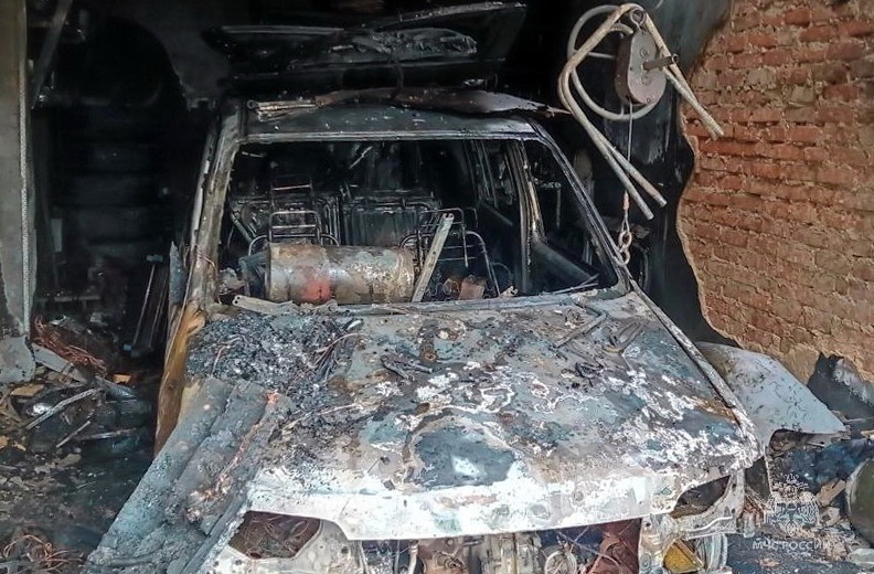 В Смоленске на проспекте Гагарина горели два гаража и автомобиль