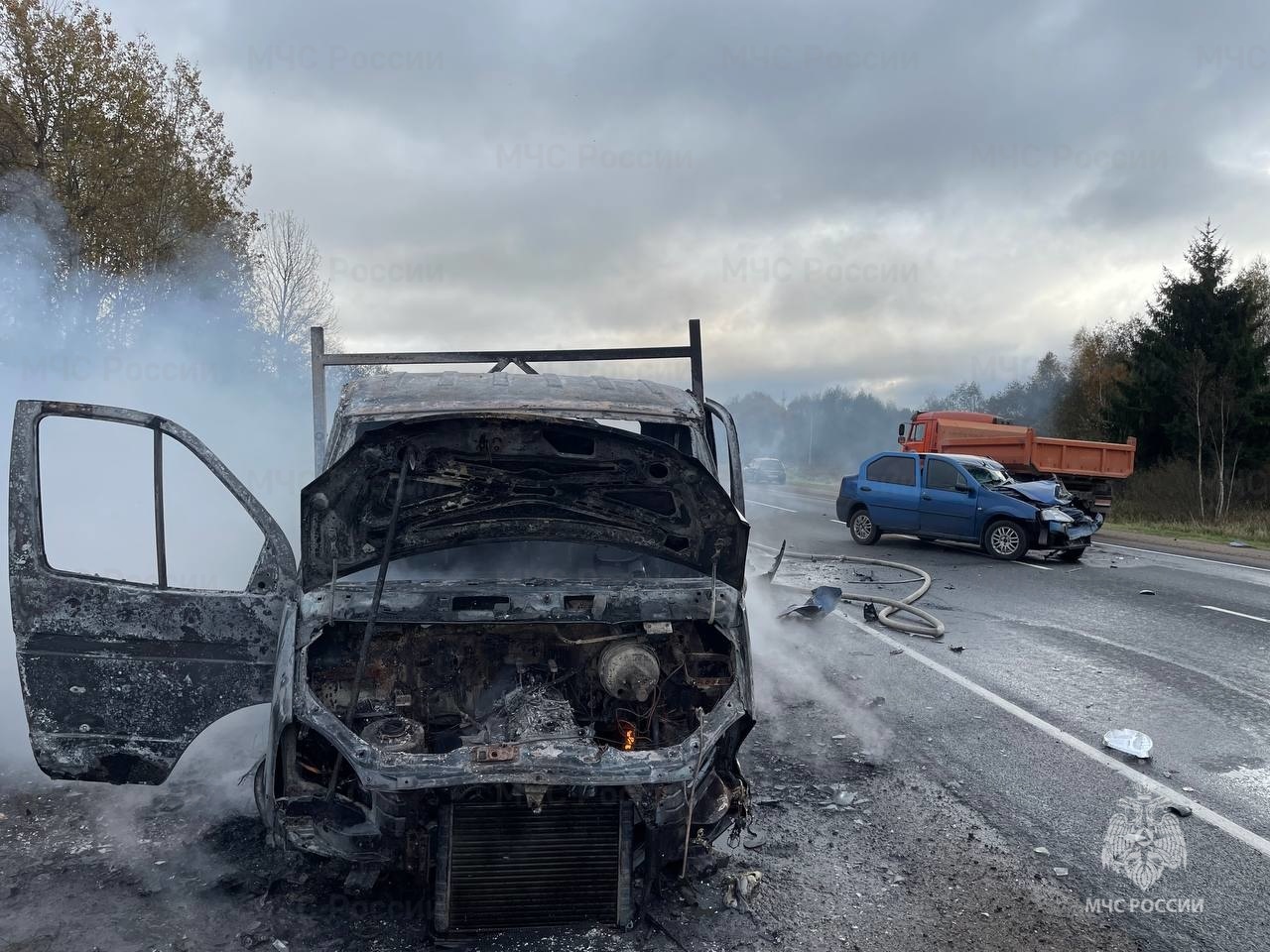 В Смоленском районе произошло лобовое столкновение Renault Logan и «Газели»