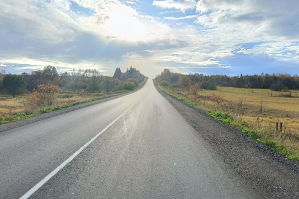 В Смоленской области отремонтировали дорогу между Починковским и Монастырщинским районами
