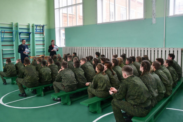 В Смоленске сотрудники УФСИН и УМВД провели профилактическое мероприятие для воспитанников Кадетского корпуса