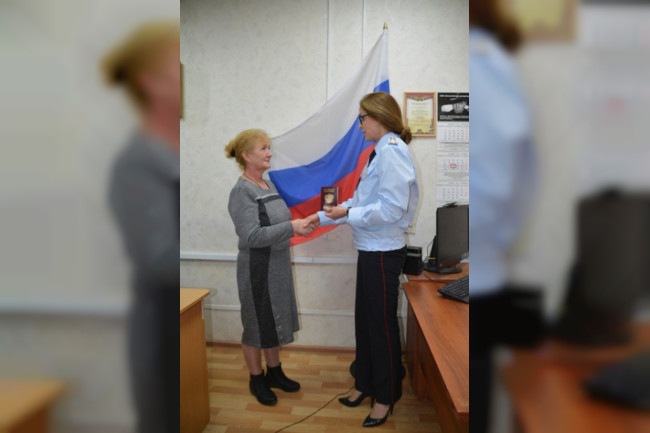 В Смоленске мать воина-контрактника получила гражданство РФ в упрощенном порядке