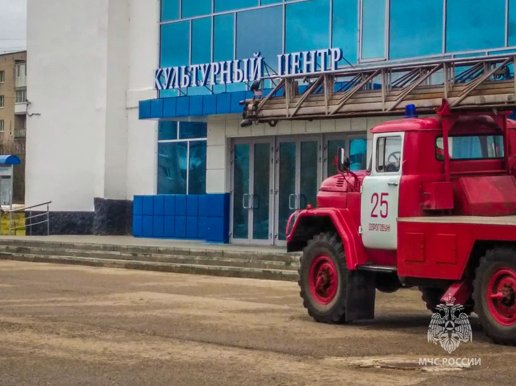 Смоленские пожарные спасли культурный центр от условного возгорания