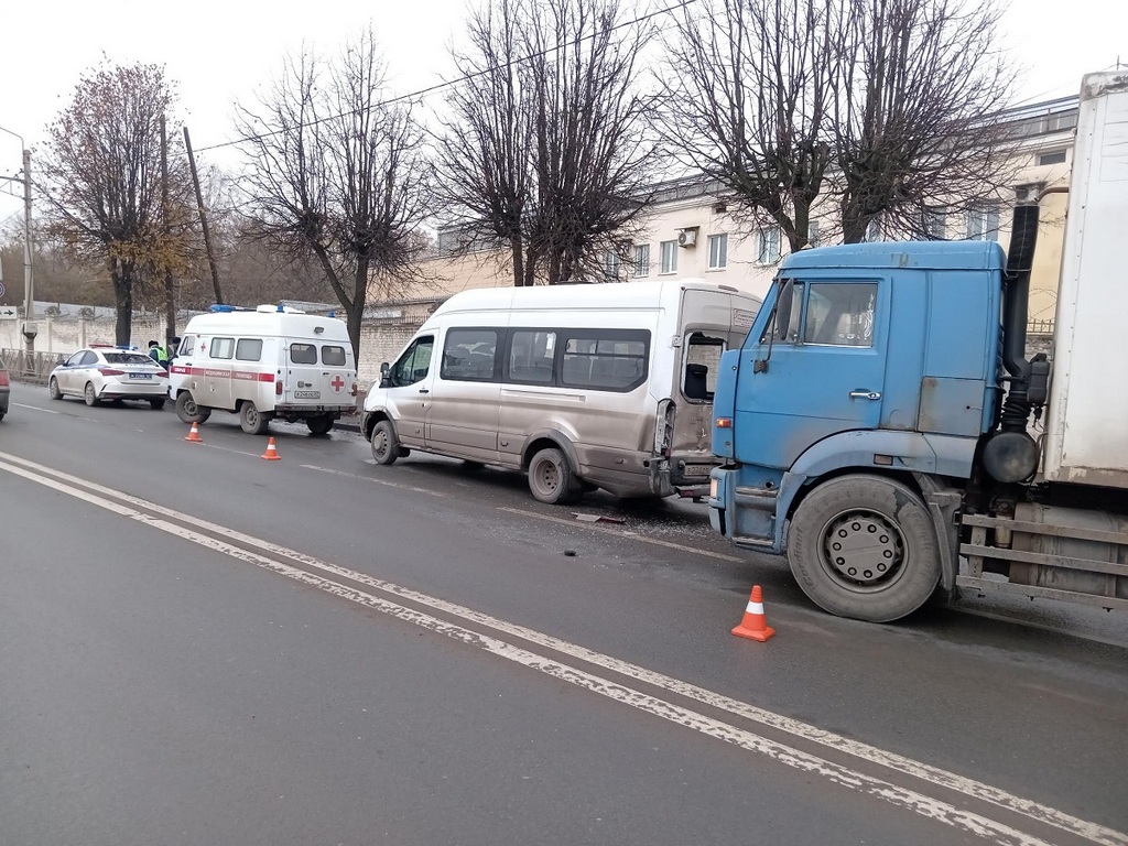 В Смоленске на Витебском шоссе произошла авария с участием большегруза