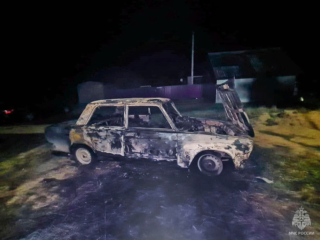 В Сычёвке поздним вечером загорелся автомобиль