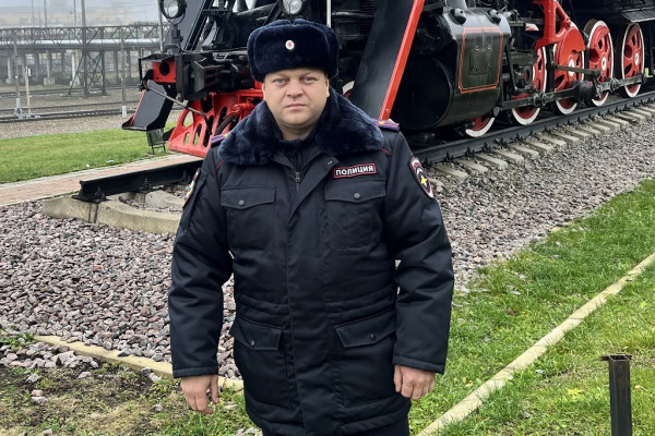 Смоленская транспортная полиция чествует заслуженного сотрудника Дмитрия Ламченкова