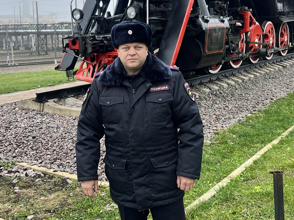 Смоленская транспортная полиция чествует заслуженного сотрудника Дмитрия Ламченкова
