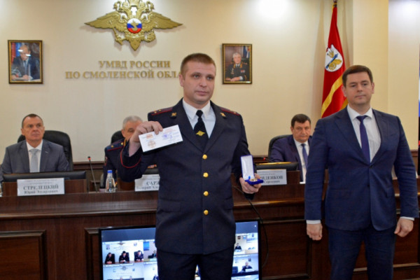 В Смоленске Евгению Коноплянникову вручили почётный знак «За преданность службе»