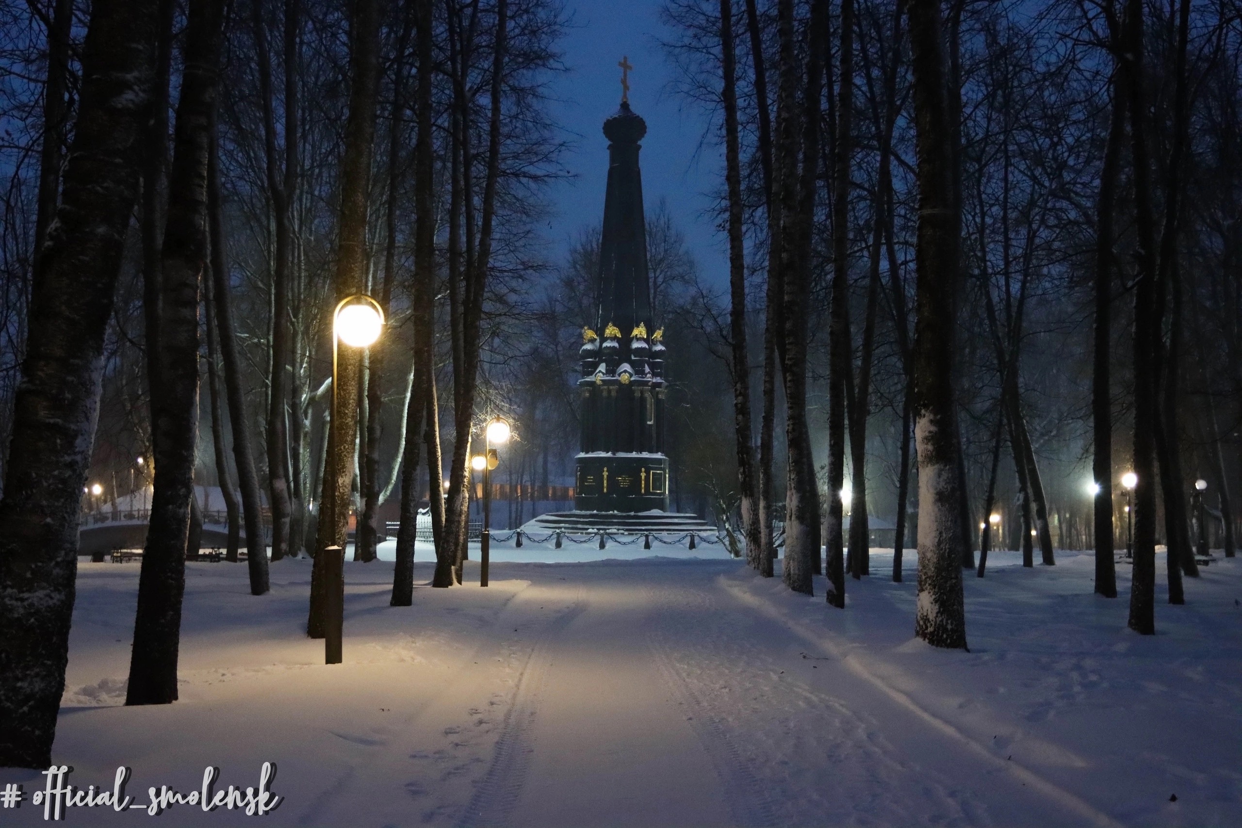 В Смоленске обновили подсветку двух памятников в Лопатинском саду 
