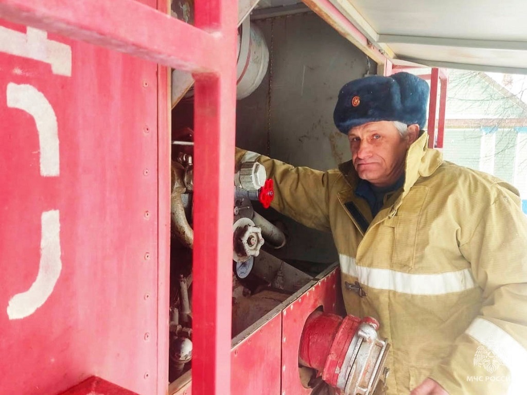 В Сафоновском районе в посёлке Издешково спасатели тушили условный пожар в местной аптеке