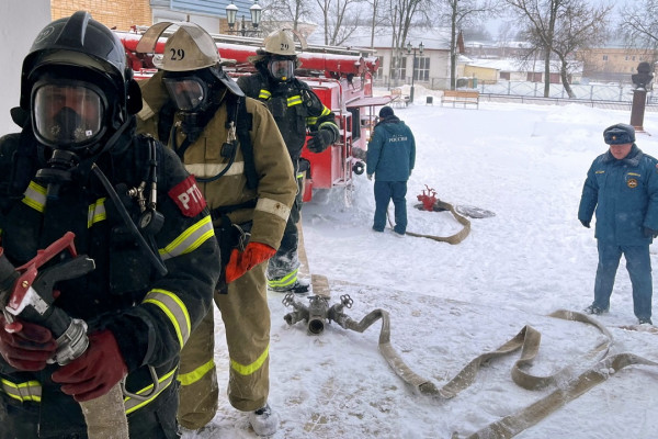 Смоленские спасатели тушили условный пожар в одной из школ региона