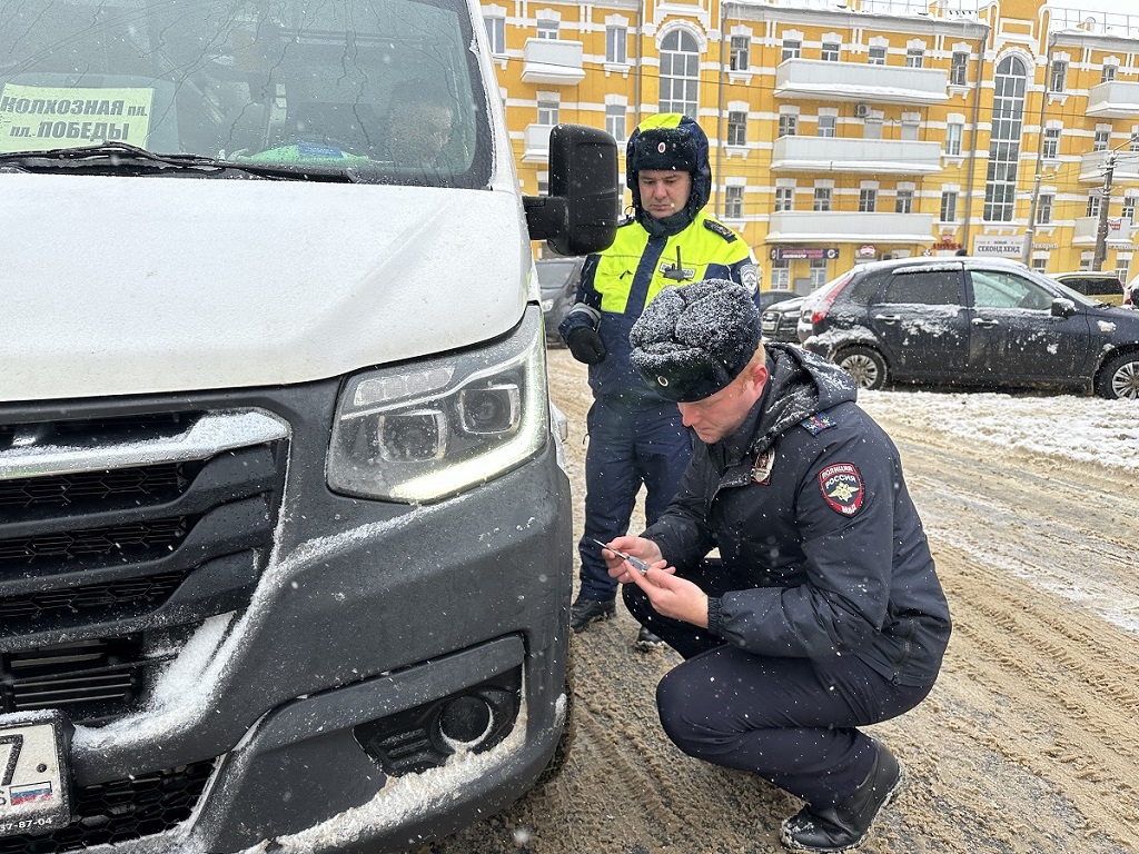 В Смоленске ГИБДД проверяет водителей маршруток