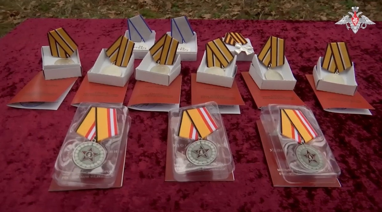 Артиллеристам вручили боевые награды за выполнение задач в зоне СВО