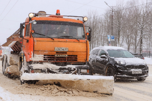 Ночью с 8 на 9 декабря в Смоленске продолжатся работы по вывозу снега