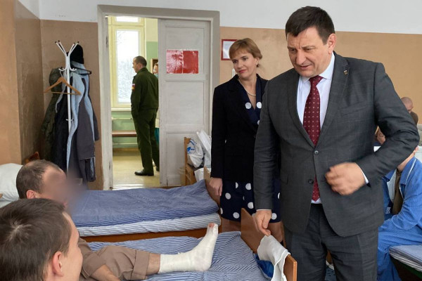 В военный госпиталь бойцам доставили подарки от жителей Гагаринского района