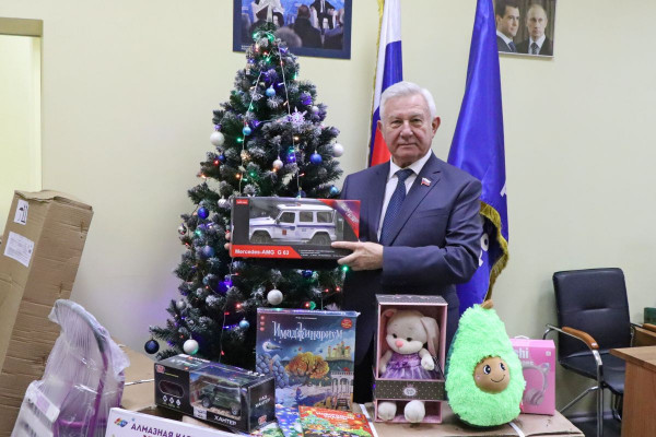 Смоленские единороссы собрали подарки для детей из подшефного Мангуша ДНР