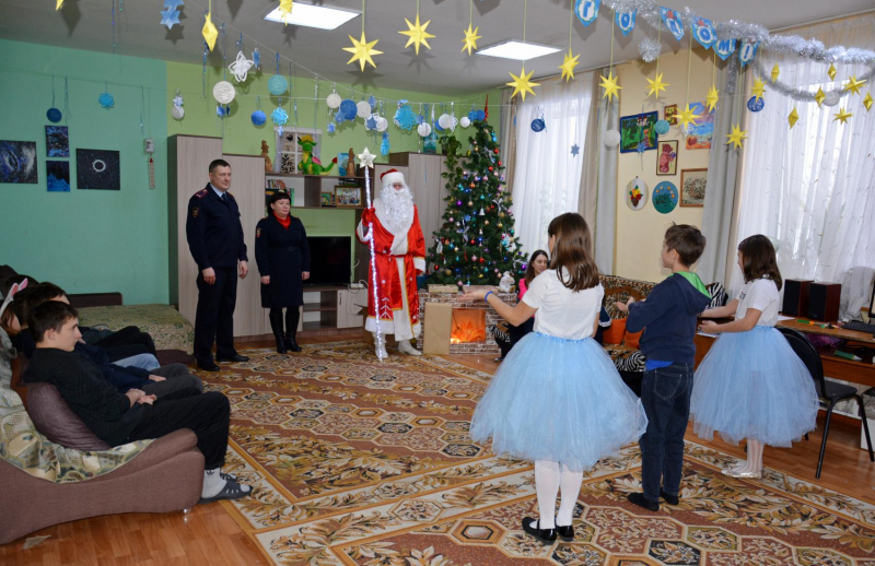 В Смоленской области полицейский Дед Мороз вручил подарки детям из подшефного учреждения