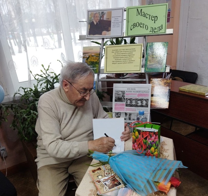 В Демидовском районе отметили 80-летие создателя музея деревянной скульптуры и поэта Виктора Милеева
