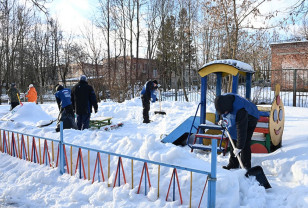 Активисты «Единой России» очистили от снега территории детских садов