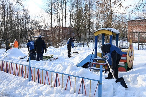 Активисты «Единой России» очистили от снега территории детских садов