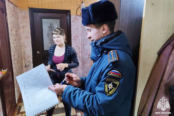 Специалисты МЧС совершили профилактические рейды в Починковский и Кардымовский районы
