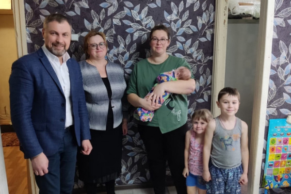 В Починковском районе поздравили семью первого в 2024 году новорожденного 