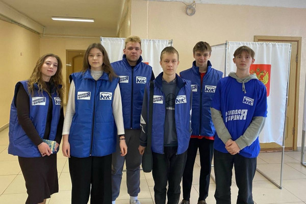 На Смоленщине молодогвардейцы «Единой России» активно голосуют на выборах президента