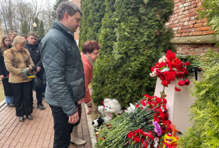 Председатель Общественной палаты Смоленской области Денис Пестунов почтил память погибших в результате теракта