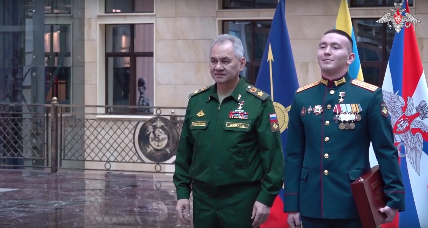 Министр обороны Сергей Шойгу вручил медали «Золотая звезда» военнослужащим участникам спецоперации