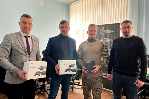 «Единая Россия» передала квадрокоптеры для обучения студентов работе с беспилотными летательными аппаратами
