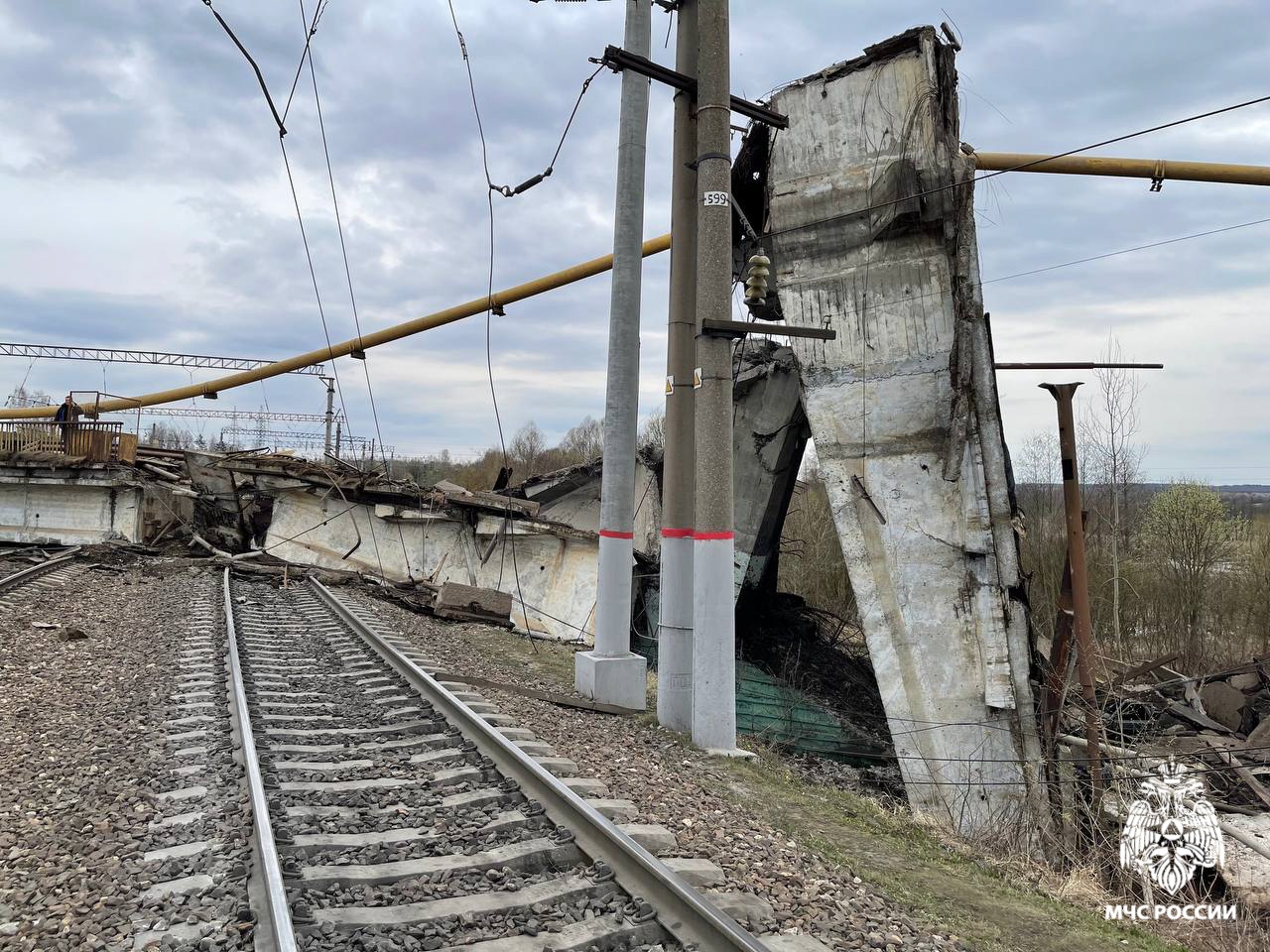 Смоленское управление МЧС опубликовало кадры с места обрушения моста в Вязьме