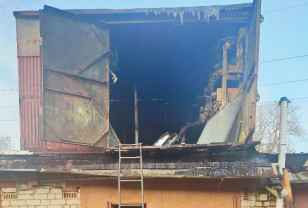 Смолянин спровоцировал пожар, пытаясь отремонтировать крышу своего гаража