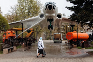 В смоленском сквере на Багратиона помыли памятник самолёту ТУ-16