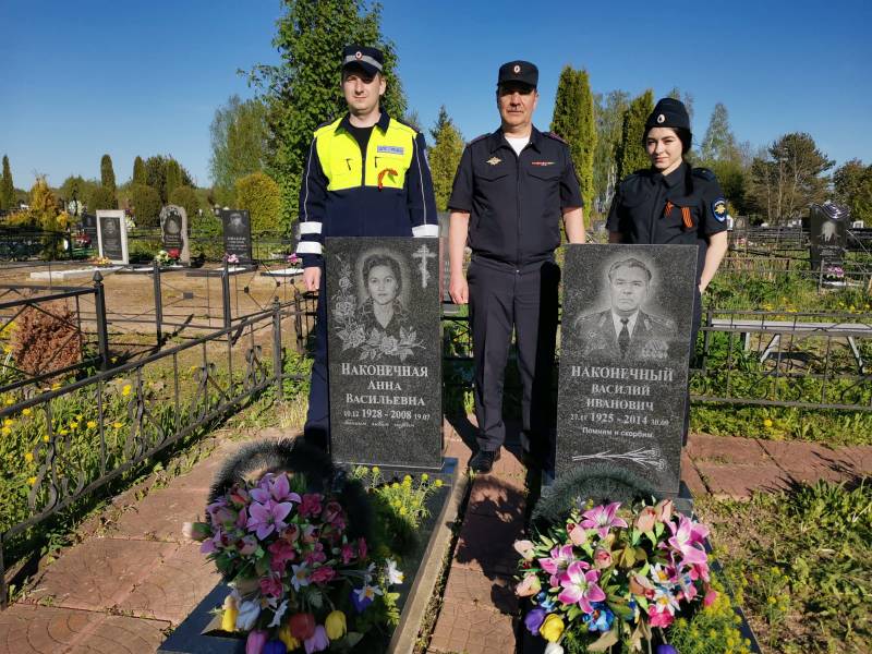 Смоленские полицейские провели уборку на могиле ветерана Великой Отечественной войны 